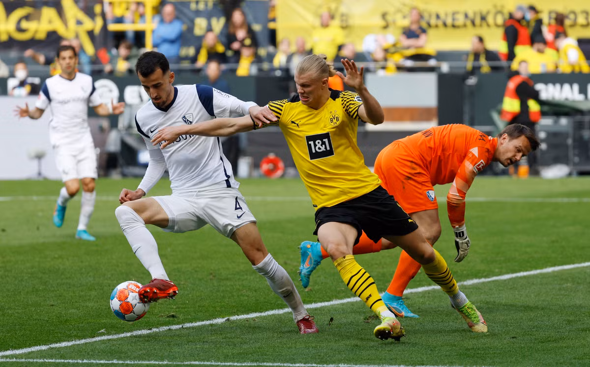 Erling Haaland (Dortmund - định giá: 150 triệu euro): Hè 2020, Haaland nhận được lời đề nghị từ hàng loạt CLB lớn nhưng anh đã nghe theo người đại diện để đầu quân cho Dortmund. Sân Signal Iduna Park trở thành bệ phóng đưa Haaland vươn mình thành tiền đạo hàng đầu châu Âu. Sự ra đi đột ngột của nhà môi giới người Italy sẽ khiến Haaland gặp khó khăn khi lựa chọn bến đỗ mới, nhất là khi điều khoản giải phóng trị giá 75 triệu euro của cầu thủ này sẽ có hiệu lực vào tháng 7 năm nay.