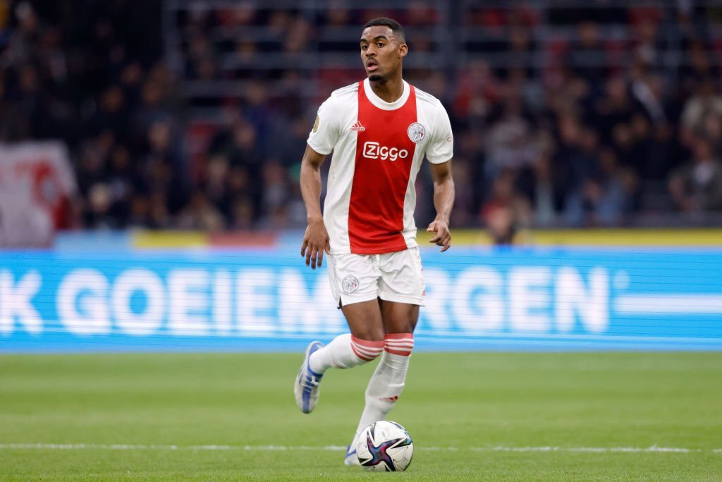 Ryan Gravenberch (Ajax - định giá: 35 triệu euro): Ở tuổi 19, Gravenberch đã là trụ cột của Ajax và được nhiều CLB lớn, trong đó có Man United theo dõi sát sao.