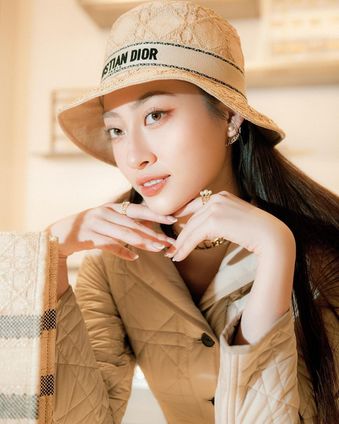 Lương Thùy Linh ngày càng thăng hạng về nhan sắc và thời trang.