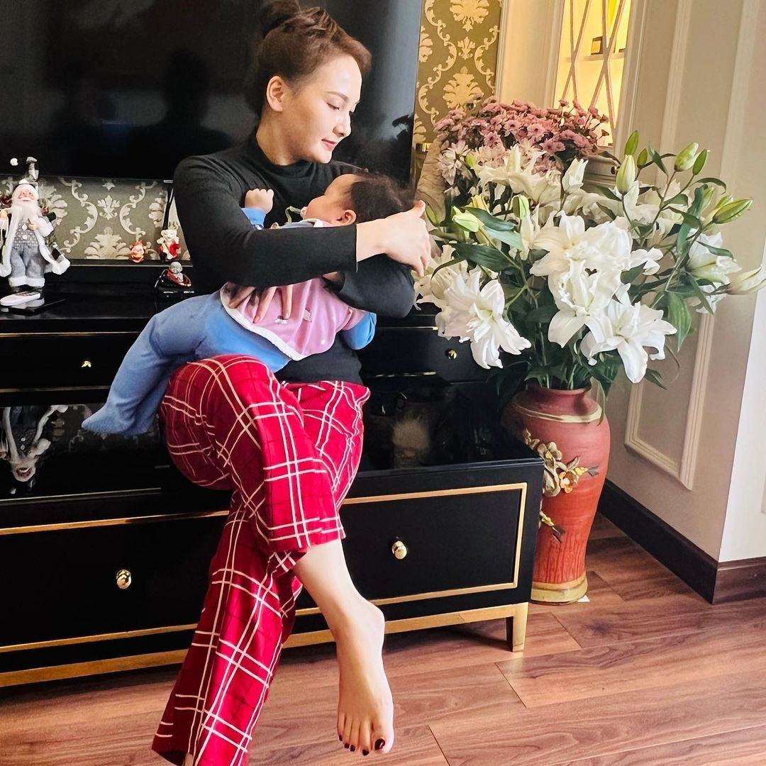 Diễn viên Bảo Thanh vào vai mẹ bỉm sữa khi ở nhà.