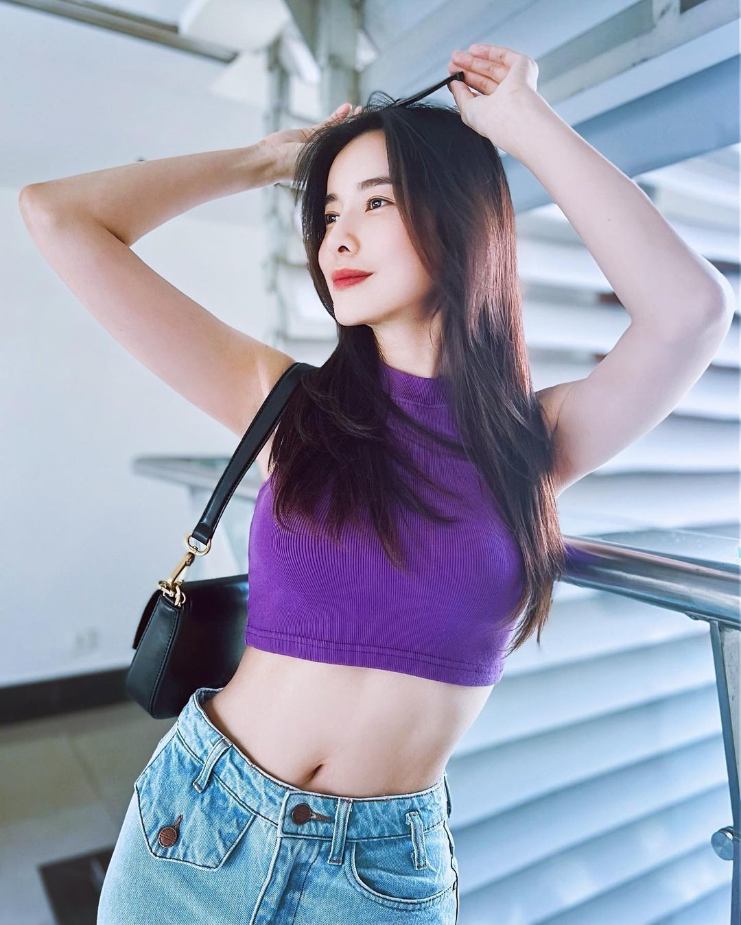 Cao Thái Hà khoe vòng eo con kiến.