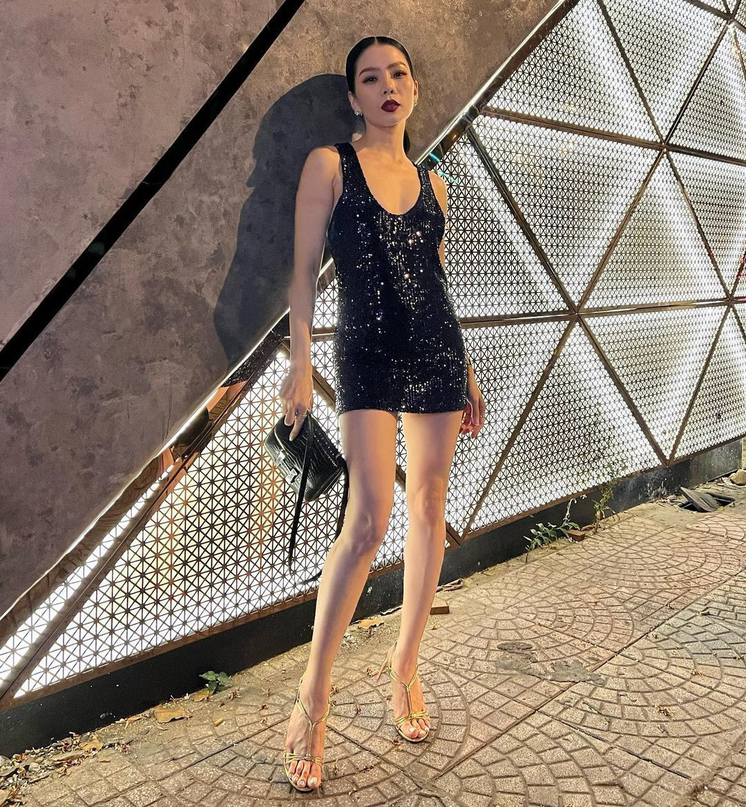 Lệ Quyên tiếp tục khoe chân thon.