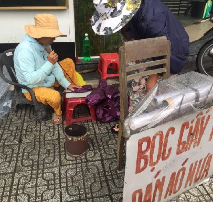 Bên cạnh sửa túi, nghề vá áo mưa rách cũng là công việc độc lạ từng một thời làm mưa làm gió tại Đà Nẵng.