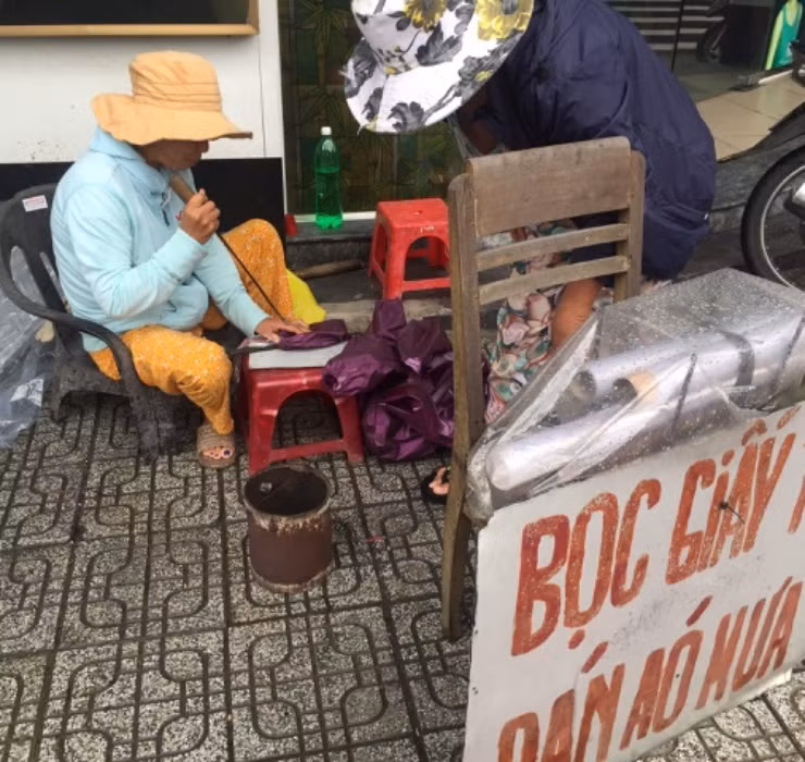 Bên cạnh sửa túi, nghề vá áo mưa rách cũng là công việc độc lạ từng một thời làm mưa làm gió tại Đà Nẵng.