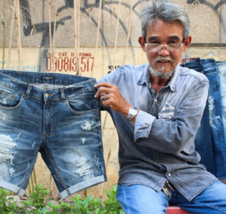 Nghề xé quần jeans ra đời từ trào lưu diện quần theo style bụi bặm đó, công việc này giúp biến những chiếc quần đơn điệu trở nên phá cách và thời trang hơn.