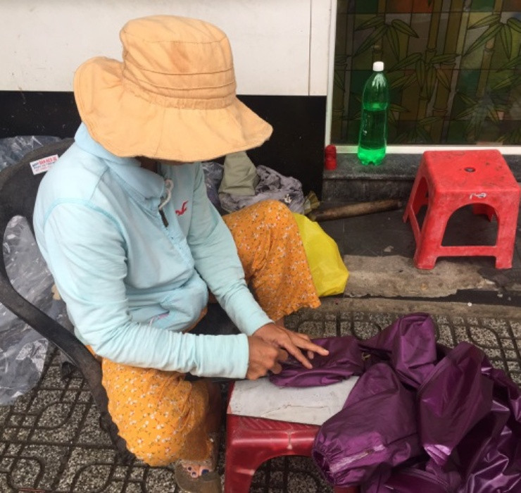 Tiếp đó, chiếc áo mưa sẽ được trải qua một loạt công đoạn hàn và chà qua sáp nến để miếng bám có thể được giữ một cách chắc chắn nhất.