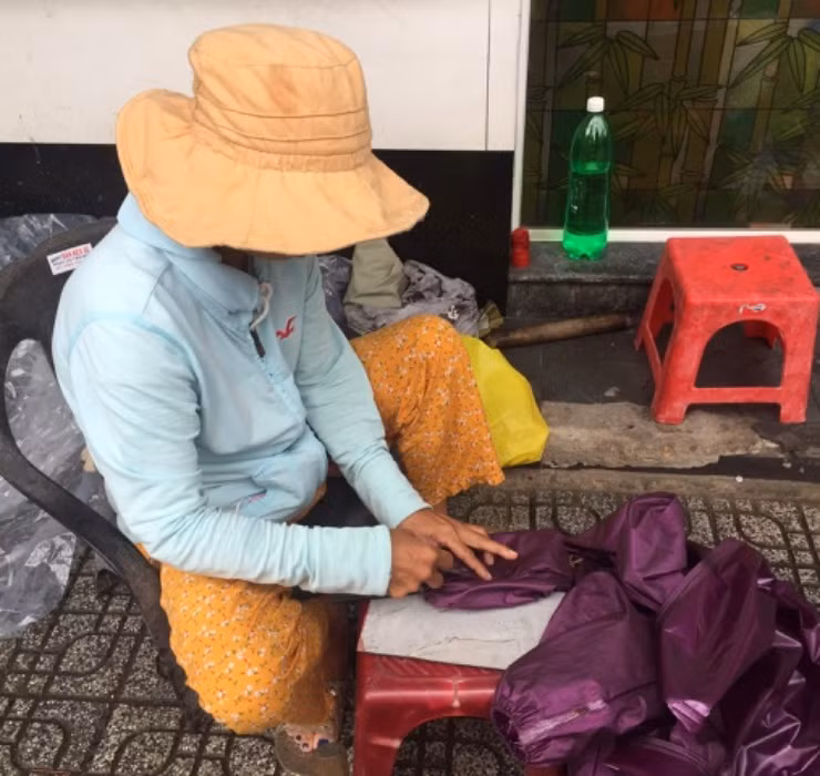 Tiếp đó, chiếc áo mưa sẽ được trải qua một loạt công đoạn hàn và chà qua sáp nến để miếng bám có thể được giữ một cách chắc chắn nhất.