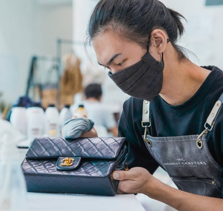 Công việc này đòi hỏi sự tỉ mỉ và cẩn thận, vì chỉ cần bề mặt bị gồ ghề, thành phẩm sẽ ngay lập tức mất đi tính thẩm mỹ.