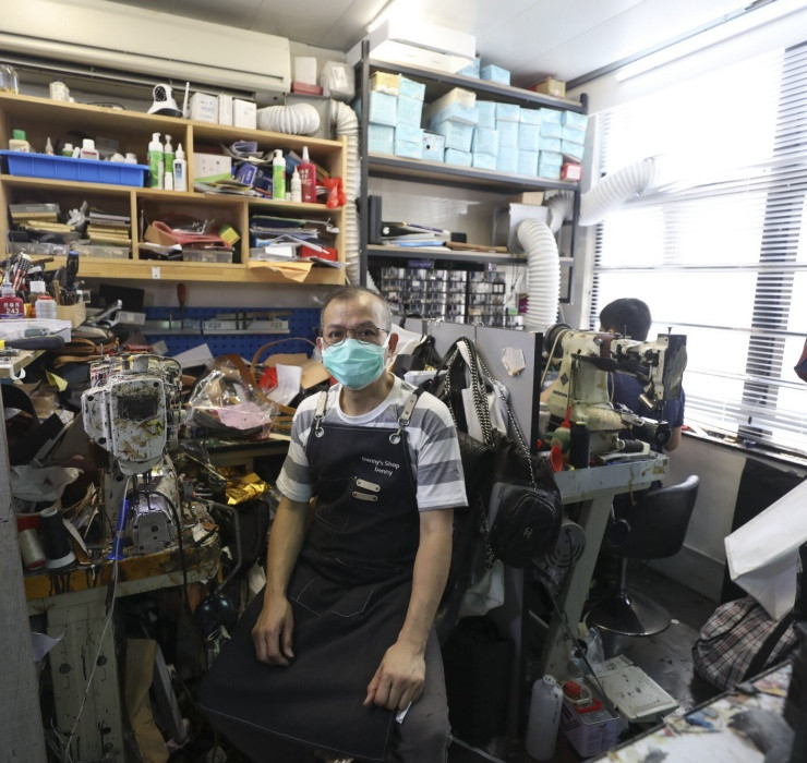 Được biết, giá cho một lần sửa sẽ dao động từ 4 - 10 triệu đồng tùy theo mức độ hư hại của chiếc túi.