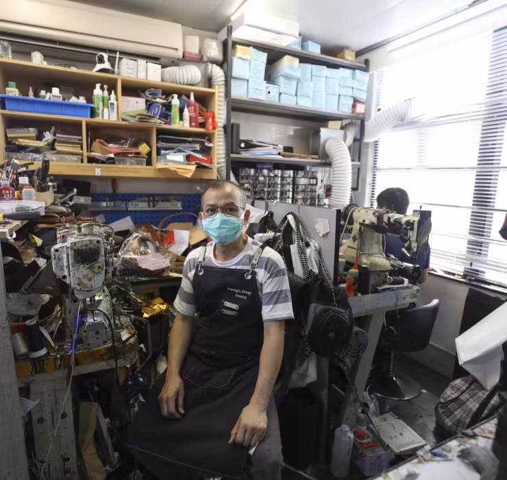 Được biết, giá cho một lần sửa sẽ dao động từ 4 - 10 triệu đồng tùy theo mức độ hư hại của chiếc túi.