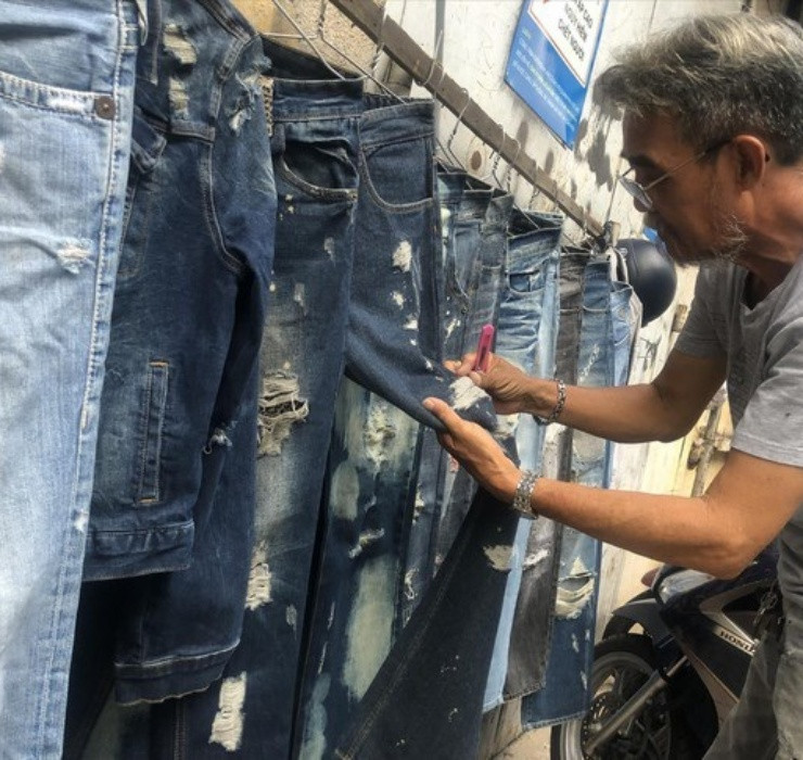 Nhắc đến nghề độc lạ ở Việt Nam chắc chắn không thể bỏ qua nghề… xé quần. Tuy nhiên, “xé quần” ở đây không có nghĩa là xé nát chiếc quần thành từng mảnh vụn mà chỉ xé 1 phần để tạo phong cách bụi bặm, thời trang.