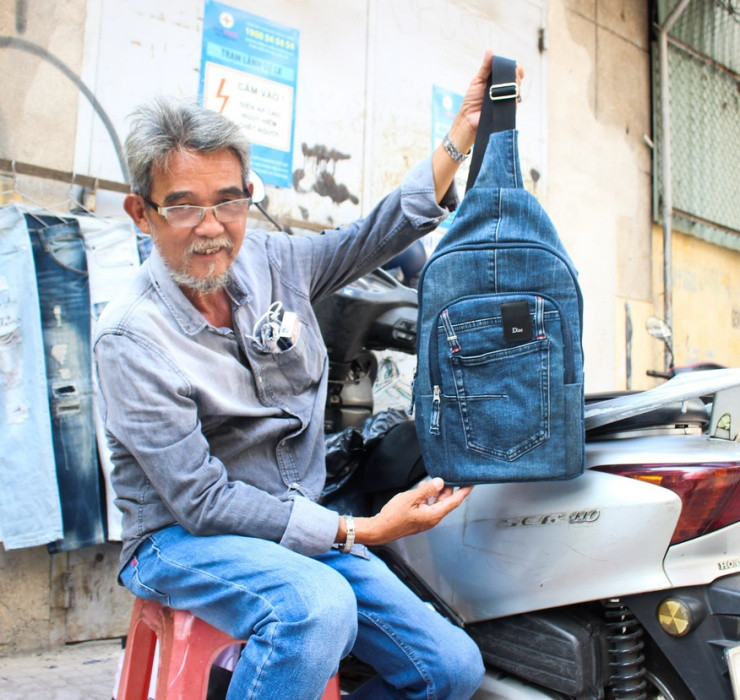 Cách xé quần thủ công cũng đòi hỏi kỹ thuật và bí quyết riêng để quần không bị thủng lỗ. Được biết, các nghệ nhân có thể thu được lợi nhuận khoảng 14 triệu đồng/tháng.