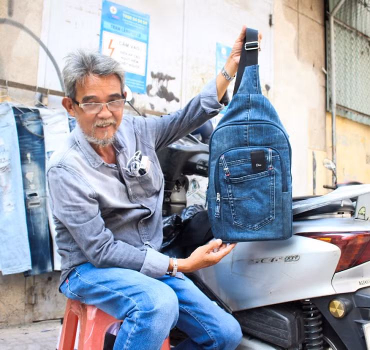 Cách xé quần thủ công cũng đòi hỏi kỹ thuật và bí quyết riêng để quần không bị thủng lỗ. Được biết, các nghệ nhân có thể thu được lợi nhuận khoảng 14 triệu đồng/tháng.