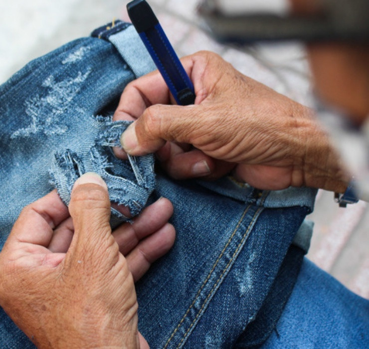 Thành quả thu được sẽ là những chiếc quần jeans rách đẹp mắt - item không thể thiếu trong tủ đồ của giới trẻ.