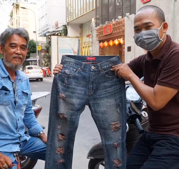 Ở Việt Nam, đôi lúc những cơ hội kiếm tiền lại đến từ những công việc vô cùng kỳ quặc, thậm chí tưởng như chỉ có trong phim.