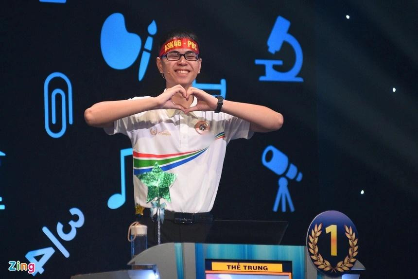 hà vô địch duy nhất không đi du học: Sau Olympia, hầu hết quán quân đều sang Australia học tại Đại học Kỹ thuật Swinburne. Trần Thế Trung (O19) là nhà vô địch duy nhất chọn học trong nước. Trước đó, khi không thể đi du học như dự định ban đầu, nam sinh có khoảng 3 tháng học online theo chương trình của Swinburne nhưng dừng lại vì cảm thấy không phù hợp. Thế Trung hiện theo học chuyên ngành Thiết kế ứng dụng sáng tạo tại Đại học RMIT Việt Nam (Hà Nội). Ảnh: Duy Hiệu.