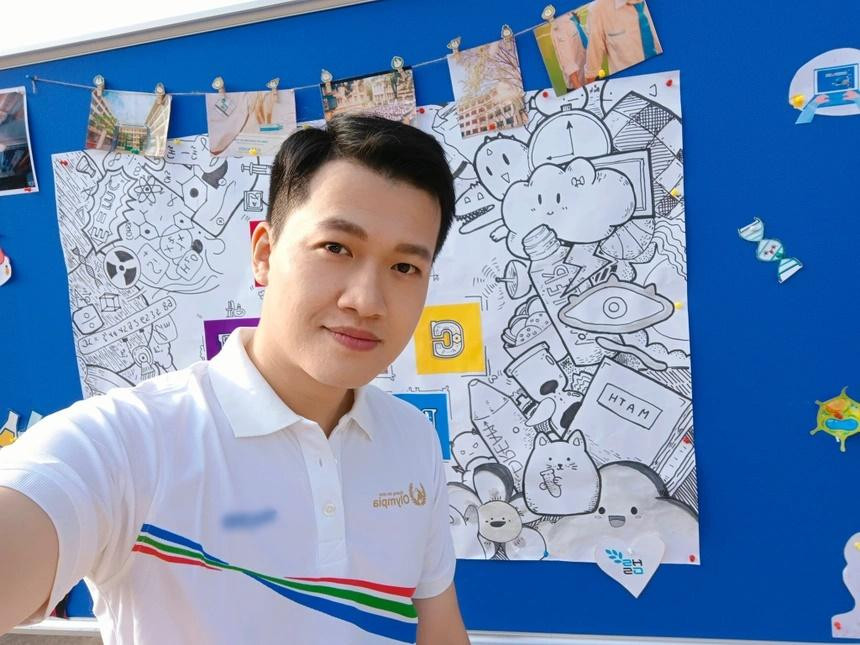 C mát tay nhất: Bên cạnh người dẫn chương trình chính tại trường quay, MC tại 4 điểm cầu truyền hình mỗi năm cũng được khán giả yêu mến. Trần Ngọc được mệnh danh là “MC mát tay nhất lịch sử Olympia” khi trong 9 lần dẫn điểm cầu đến nay, anh có 3 năm liên tiếp dẫn ở nơi có nhà vô địch (O13, O14, O15). Bên cạnh đó, Trần Ngọc cũng dẫn ở điểm cầu có á quân vào 4 năm (O16, O19, O20, O21), còn lại là thí sinh giành hạng 3 (O17, O18). Ảnh: Trần Ngọc.