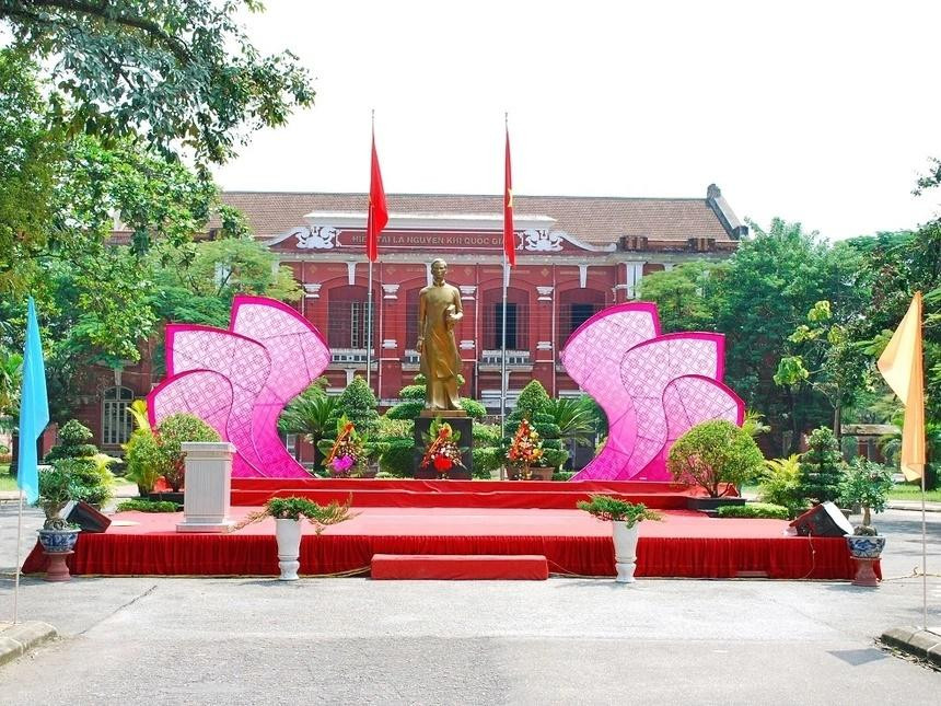 trường có nhiều hơn một quán quân: Tính đến Olympia 2022, 59 trường THPT trên toàn quốc có thí sinh tham dự chung kết năm. Trong đó, 18 trường có nhà vô địch. THPT chuyên Nguyễn Bỉnh Khiêm (Vĩnh Long), THPT chuyên Quốc Học - Huế (Thừa Thiên - Huế) và THPT Hòn Gai (Quảng Ninh) là các trường có 2 quán quân. Tính về số lượng học sinh vào chung kết đông nhất, THPT chuyên Quốc học Huế (2 quán quân, 2 á quân, một hạng 3) và THPT chuyên Hà Nội - Amsterdam (một quán quân, một á quân, 2 hạng 3, một chưa thi) cùng dẫn đầu với 5 người. Ảnh: THPT chuyên Quốc học Huế.