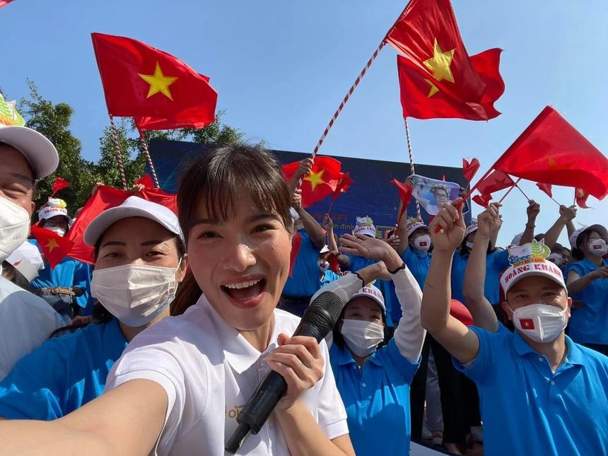 hông kém cạnh đồng nghiệp, trong 6 lần dẫn điểm cầu đến nay, MC Mai Trang có 2 năm liên tiếp dẫn ở nơi có thí sinh vô địch Olympia (O20, O21). Trước đó, tại O18, cô cũng dẫn ở điểm cầu Quảng Ninh của quán quân năm đó. Còn lại, Mai Trang từng dẫn ở điểm cầu có á quân (O17) và 2 người giành hạng 3 (O16, O19). Ngoài ra, MC Lưu Minh Vũ cũng tỏ ra có duyên với điểm cầu có nhà vô địch với 2/4 lần dẫn (O1, O11), còn lại là 2 lần có á quân (O16, O18). Ảnh: Mai-Trang Bui. 