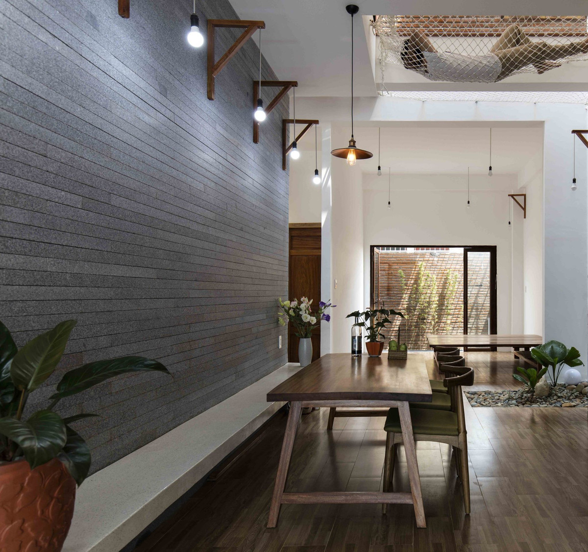 Ngôi nhà được “vẽ” bởi vườn rau, vệt nắng và nội thất cũ ảnh 9