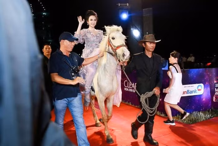 Những lần tham dự sự kiện ô dề của sao Việt - Hình 4 Nhung lan tham du su kien o de cua sao Viet-Hinh-4