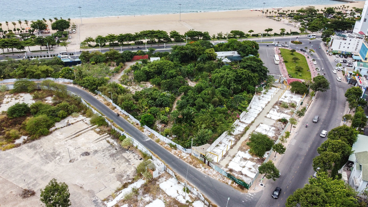 Đây là khu đất có vị trí đắc địa, tiếp giáp đường biển Trần Phú và sân bay Nha Trang cũ - nơi được quy hoạch khu trung tâm đô thị, thương mại, dịch vụ, tài chính, du lịch của TP Nha Trang.