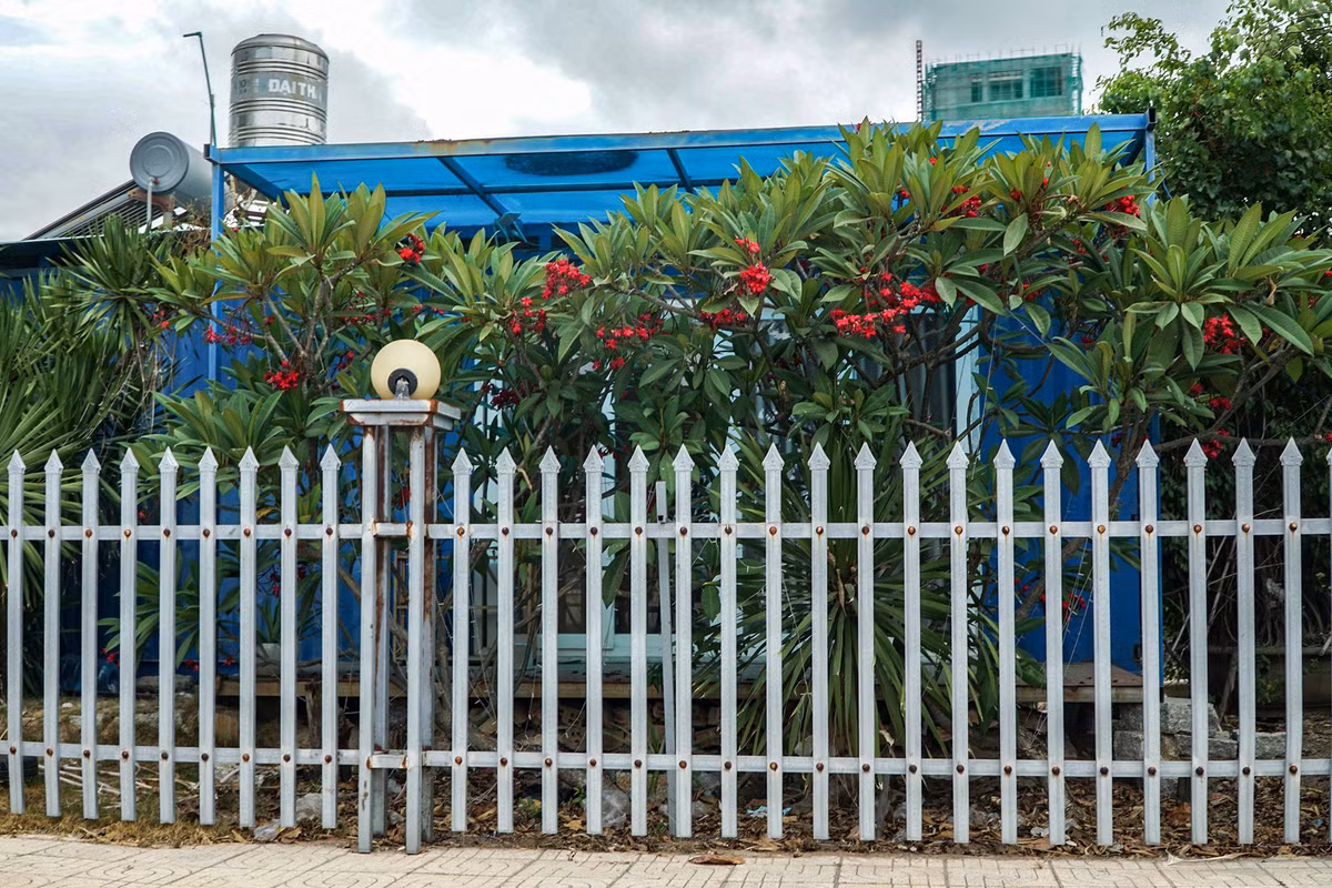 Ngoài xây dựng hàng rào kiên cố, bên trong doanh nghiệp cho xây dựng nhà tiền chế để ở.