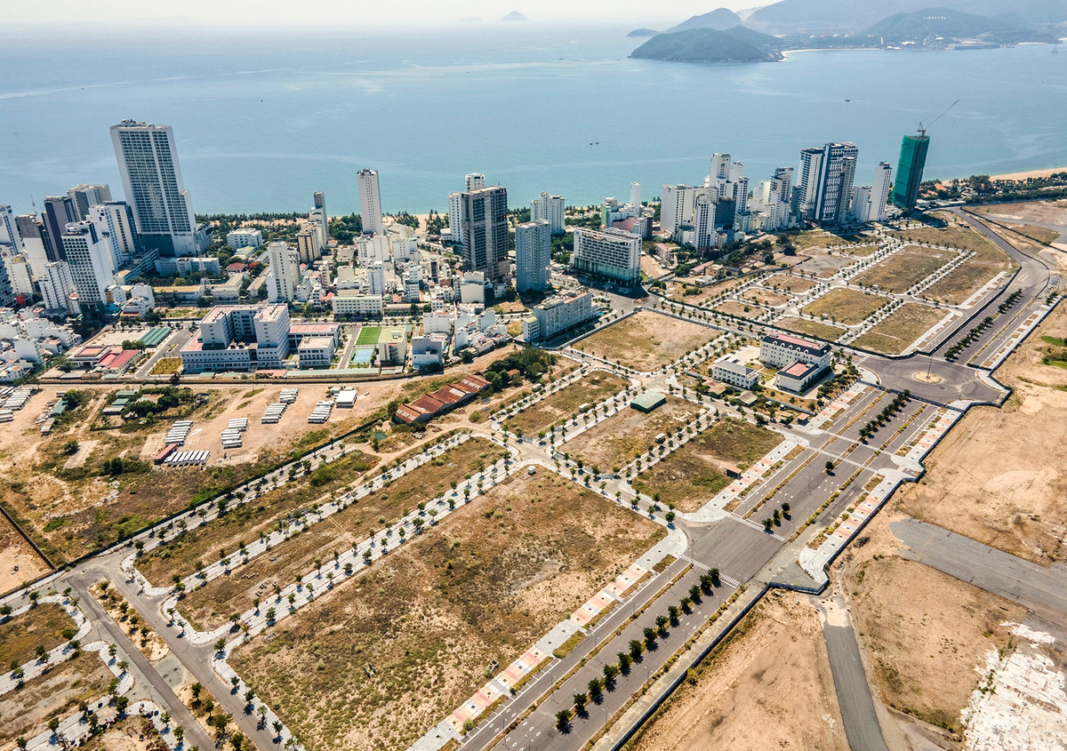 Trong 6 khu đất thuộc sân bay Nha Trang cũ được UBND tỉnh Khánh Hòa dùng để đối ứng các dự án BT, có 3 khu được giao cho Công ty CP Tập đoàn Phúc Sơn. Việc giao những khu đất này được Thanh tra Chính phủ xác định có sai phạm, như giao đất khi chưa ký hợp đồng BT, không làm đúng chỉ đạo của Thủ tướng khi quyết định giao đất.