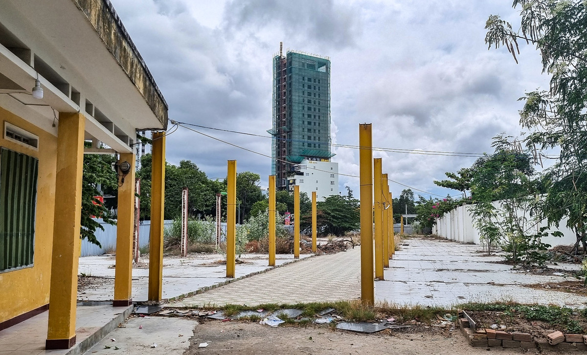 Năm 2018, chính trường Sĩ quan Không quân phối hợp với chính quyền TP Nha Trang tiến hành cưỡng chế, phá dỡ hàng chục ki-ốt ở khu vực tiếp giáp với đường Hoàng Diệu.