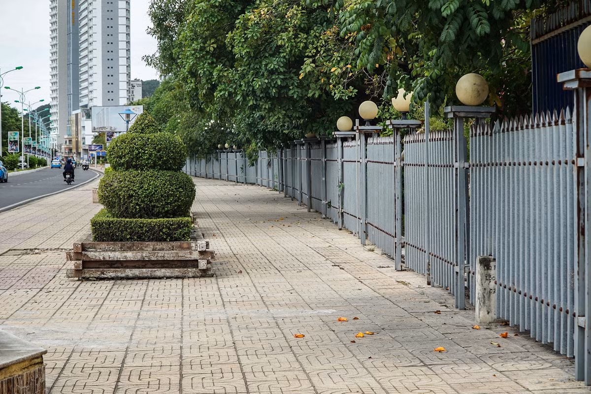 Một phần khu đất nằm mặt tiền đường Hoàng Diệu được doanh nghiệp xây ki-ốt bán hàng cho khách du lịch bị cưỡng chế từ năm 2018, nhưng phần đất nằm tiếp giáp với đường Trần Phú đến nay vẫn do doanh nghiệp quản lý.