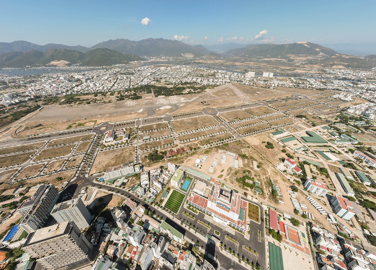  Sân bay Nha Trang nằm ở vị trí đắc địa trung tâm TP Nha Trang, tỉnh Khánh Hòa. Hiện, khu đất này đã được Bộ Quốc phòng đồng ý giao cho UBND tỉnh Khánh Hòa để phát triển kinh tế xã hội. Một phần khu sân bay đã được được chính quyền địa phương giao cho doanh nghiệp làm các dự án BT (xây dựng - chuyển giao) đổi đất lấy hạ tầng.