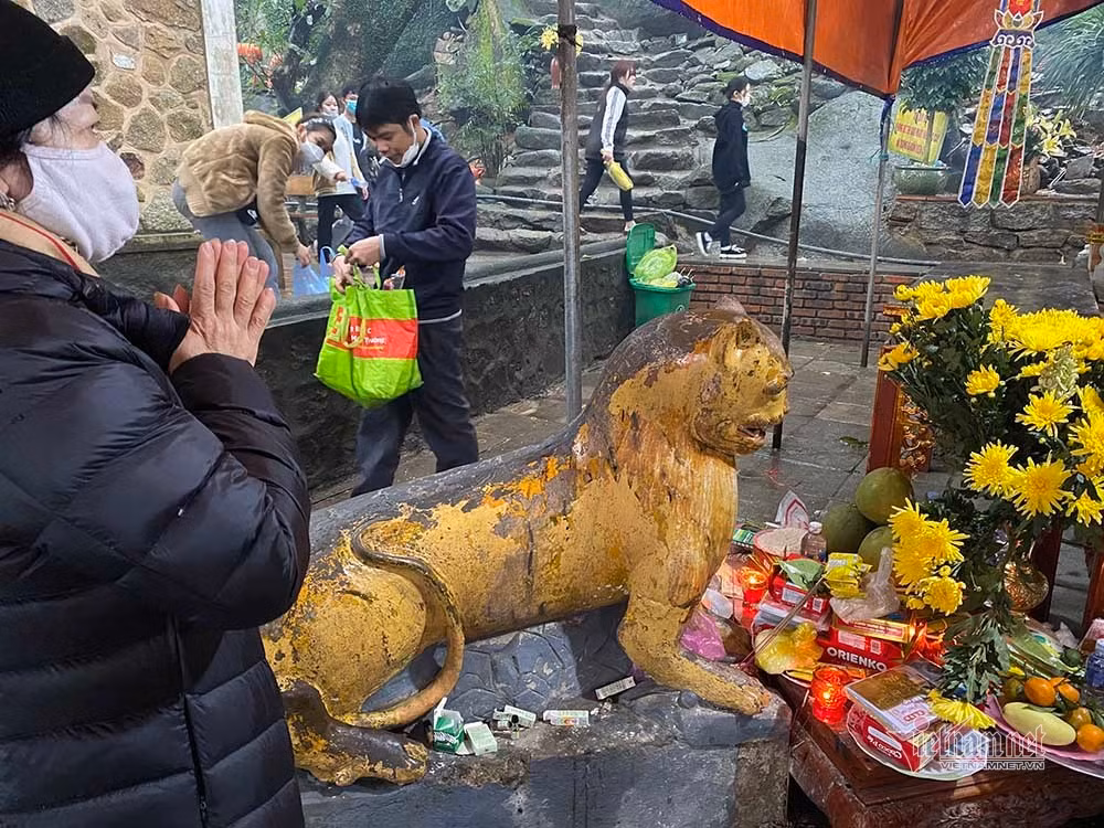 Xoa mon tuong 'than ho' o chua Huong Tich cau het benh-Hinh-4