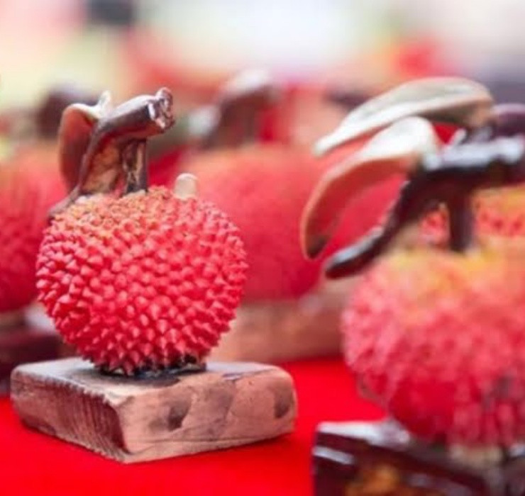 Đặc điểm của loại vải này là mùi vị ngọt thanh đặc biệt, cùi dày mọng nước và hạt rất bé.