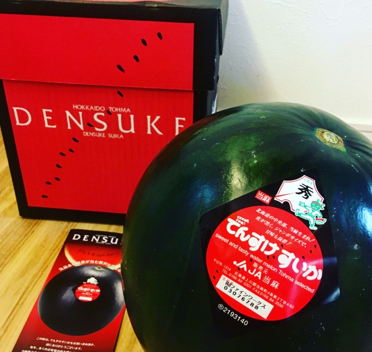 Tháng 6/2008 ghi nhận sự kiện bán đấu giá quả dưa hấu đen đầu tiên với giá 250.000 Yên (khoảng 144 triệu đồng).