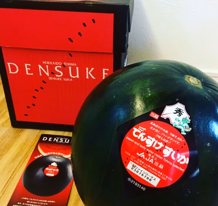 Tháng 6/2008 ghi nhận sự kiện bán đấu giá quả dưa hấu đen đầu tiên với giá 250.000 Yên (khoảng 144 triệu đồng).