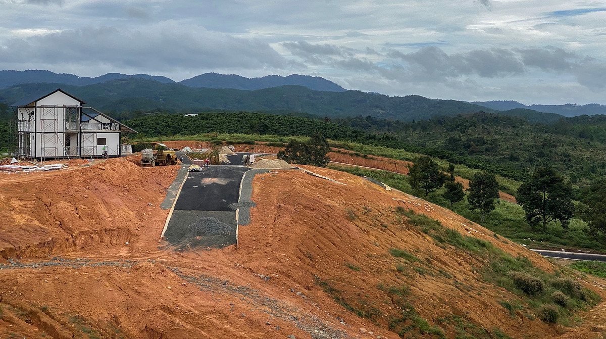 Hiện, dự án The Tropicana 2 mới chỉ xây dựng một số căn nhà mẫu, hạ tầng cơ sở cũng chưa hoàn thiện. Để có mặt bằng làm dự án, chủ đầu tư đã cho san ủi, cạo trọc cả quả đồi rộng nhiều hecta.