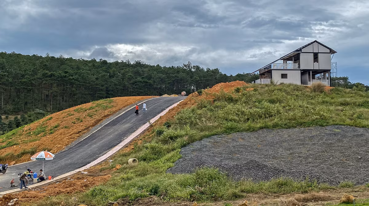Một nhân viên tư vấn cho biết dự án có hơn 70 đất nền biệt thự sân vườn và các tiện ích đi kèm bao gồm hồ bơi, siêu thị, nhà hàng… Tuy nhiên, thực tế The Tropicana 2 chỉ là bãi đất trống với vài căn nhà tiền chế được dựng lên.