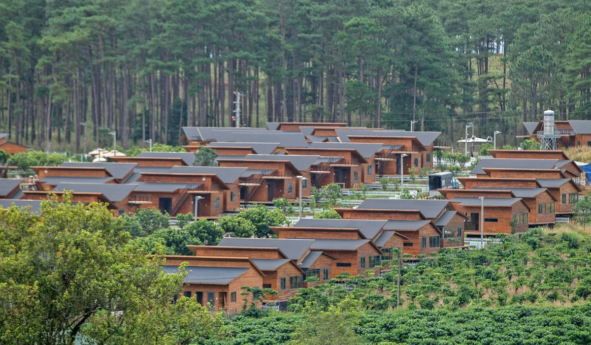 Ngoài vị trí ngay trung tâm xã B'lá, The Tropicana 1 cũng nằm lọt thỏm giữa rẫy cà phê của người dân và rừng thông 3 lá.