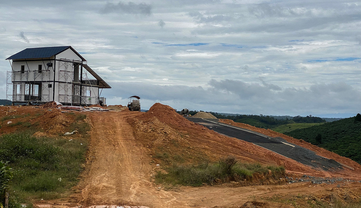 Theo tìm hiểu, để sở hữu một căn "biệt thự view đồi" ở The Tropicana 2, khách hàng phải bỏ từ 3 đến hơn 4 tỷ đồng. "Mức giá này đã tăng so với giai đoạn 1 bởi được thị trường ưa chuộng cộng với tiện ích nội khu nhiều hơn ở dự án của bọn em", một nhân viên tư vấn cho biết.