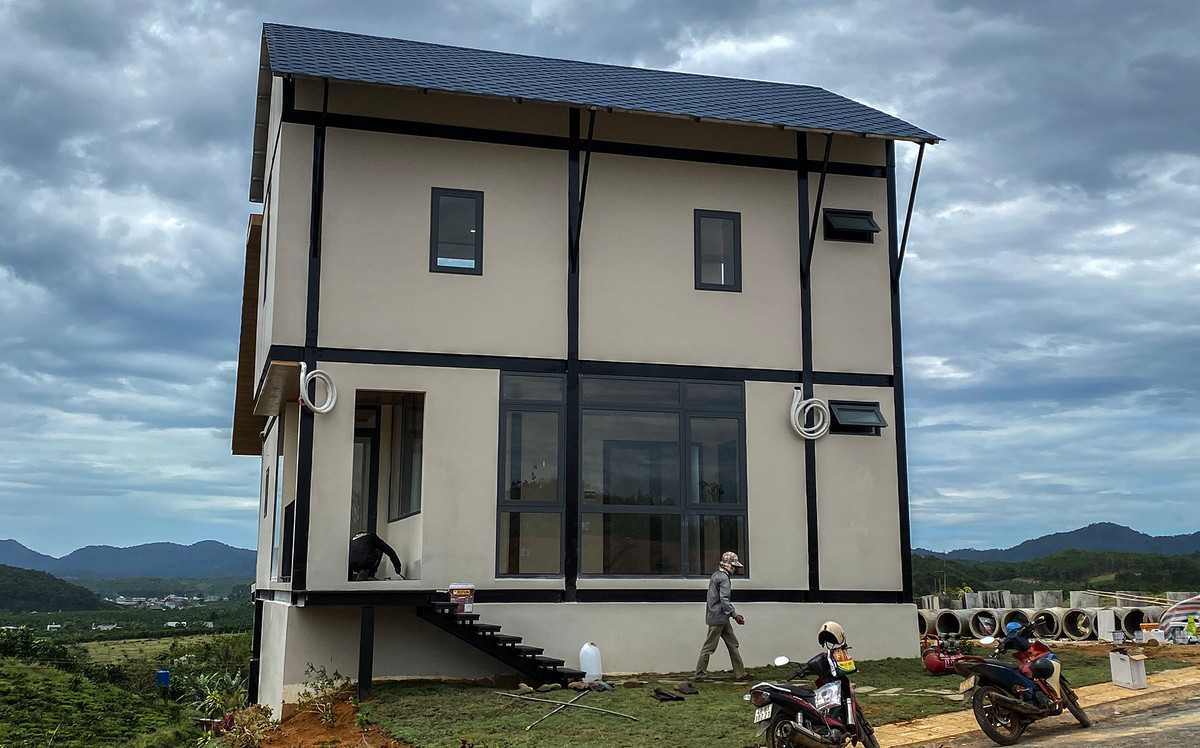 Giới thiệu là "biệt thự view đồi", nhưng thực tế các căn nhà mẫu ở dự án The Tropicana 2 chỉ là nhà tiền chế làm bằng khung sắt và vách xi măng đúc sẵn.