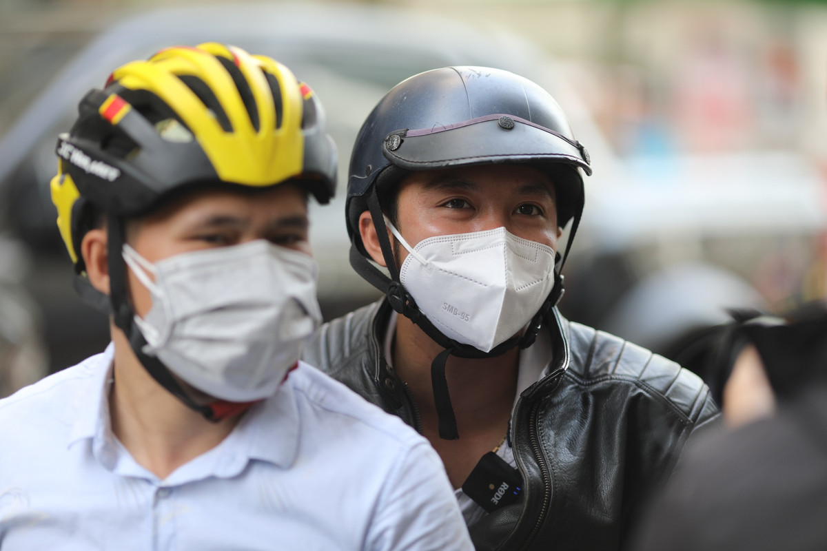 Tương tự, anh Phan Ngọc Phúc (du khách từ Đồng Nai) cũng chật vật trong việc đi tìm phòng khách sạn do giá cả tăng cao. "Tôi đi chung với nhóm bạn, anh em rủ đi chứ không đặt trước. Tôi đi cũng 4-5 khách sạn rồi nhưng vẫn chưa có phòng hợp lý vì chủ hét giá khá đắt, từ 1,3 đến 1,7 triệu đồng/phòng đôi có 2 giường, lưu trú được 4 người", anh Phúc nói.