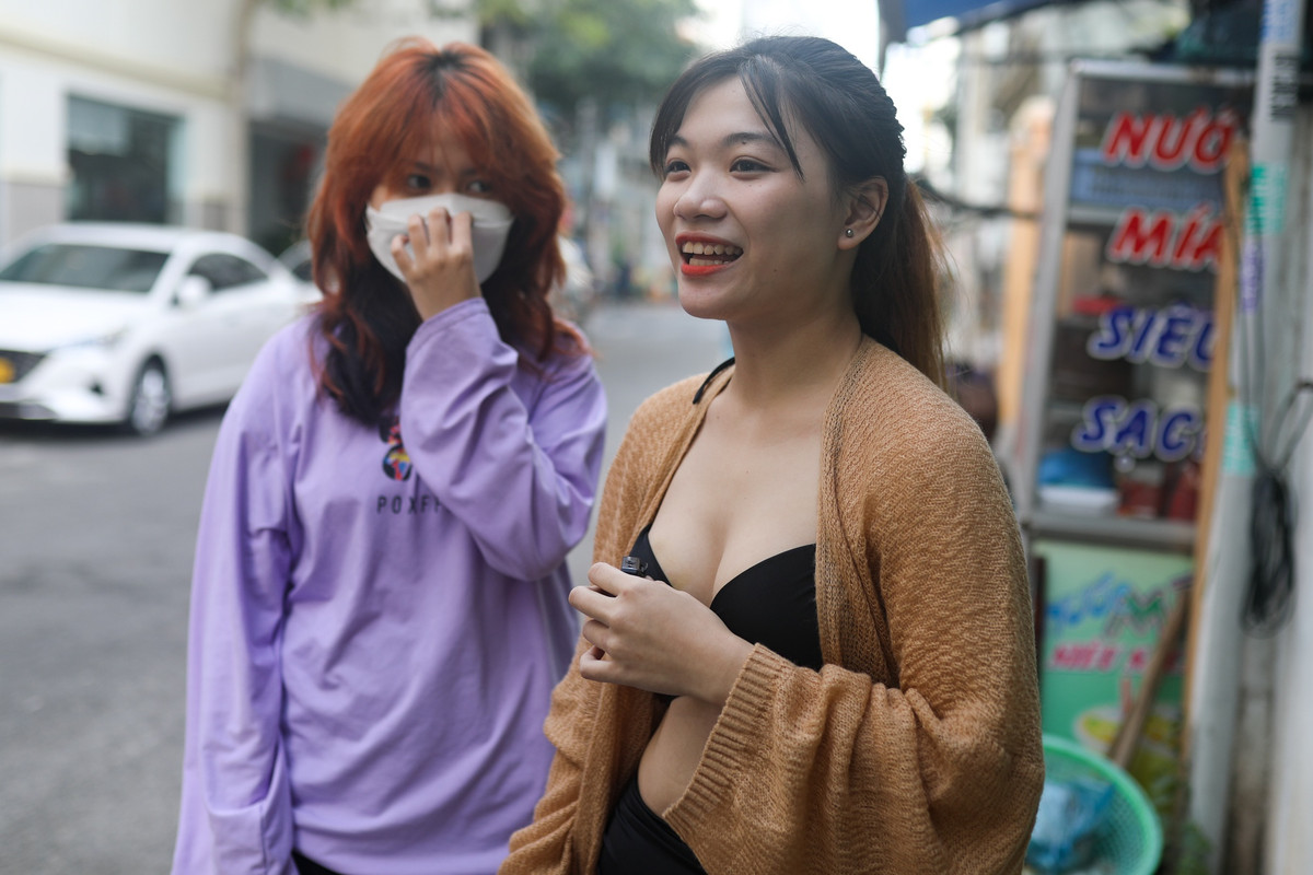 "Cũng hơn nửa năm rồi mình mới được đi chơi thoải mái như thế này. Mình may mắn do có người quen ở đây nên nhờ đặt phòng trước cũng đỡ vất vả", chị Kim Trinh (du khách TP.HCM) chia sẻ.