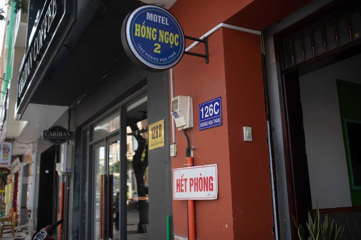 Tương tự, hàng loạt khách sạn, nhà nghỉ trên tuyến đường Hoàng Hoa Thám cũng đã thông báo kín phòng cho đến hết dịp lễ Tết Dương lịch kéo dài 3 ngày.