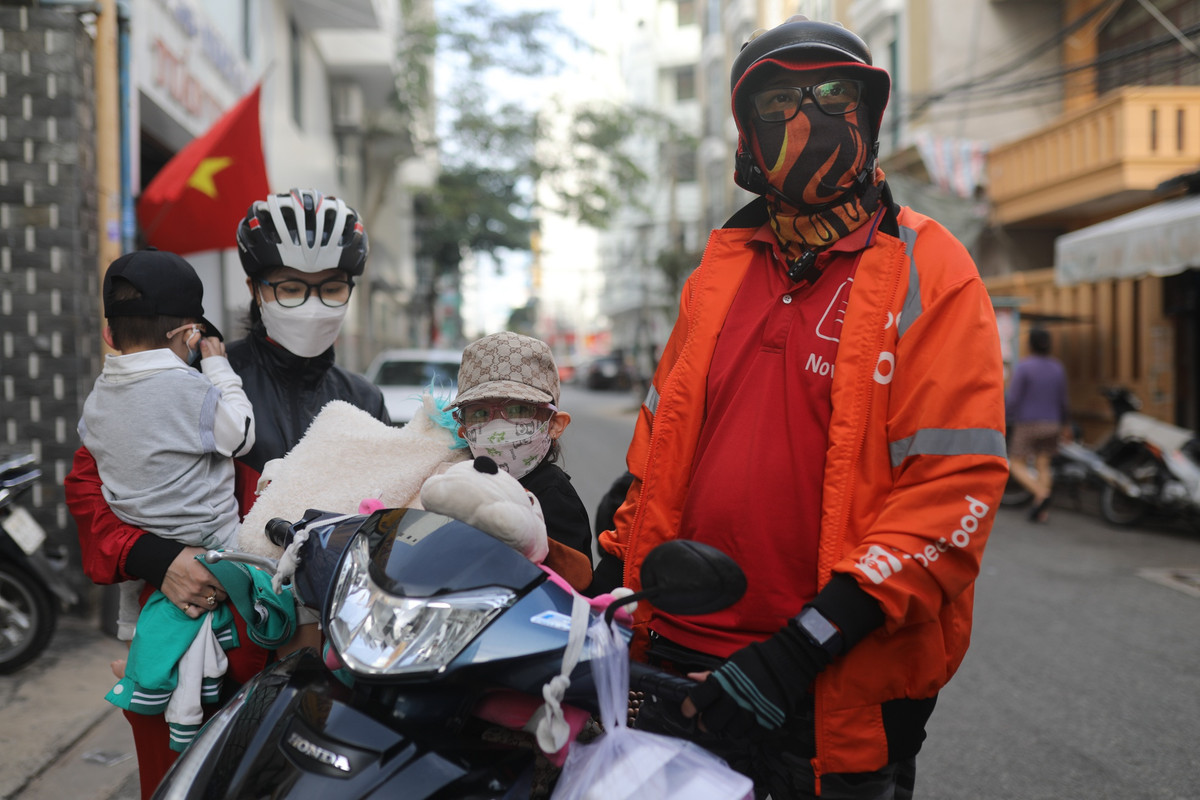 Anh Trần Chí Hiếu (làm nghề shipper) tranh thủ mấy ngày nghỉ tranh thủ chở vợ và các con xuống Vũng Tàu vui chơi, tắm biển. Do không đặt phòng trước anh hơi khó khăn trong việc tìm chỗ ở. "Tôi có đi hỏi vài nơi nhưng giá đắt gấp đôi so với ngày thường. Những chỗ tôi hỏi đều có giá lên tới gần hoặc hơn 1 triệu đồng một phòng đơn so với mức giá được niêm yết ngày thường chỉ từ 300.000-400.000 đồng. Nếu không có phòng giá hợp lý thì gia đình tôi chỉ ngồi công viên, cho 2 con tắm biển rồi quay trở lại TP.HCM thôi", anh Hiếu chia sẻ.