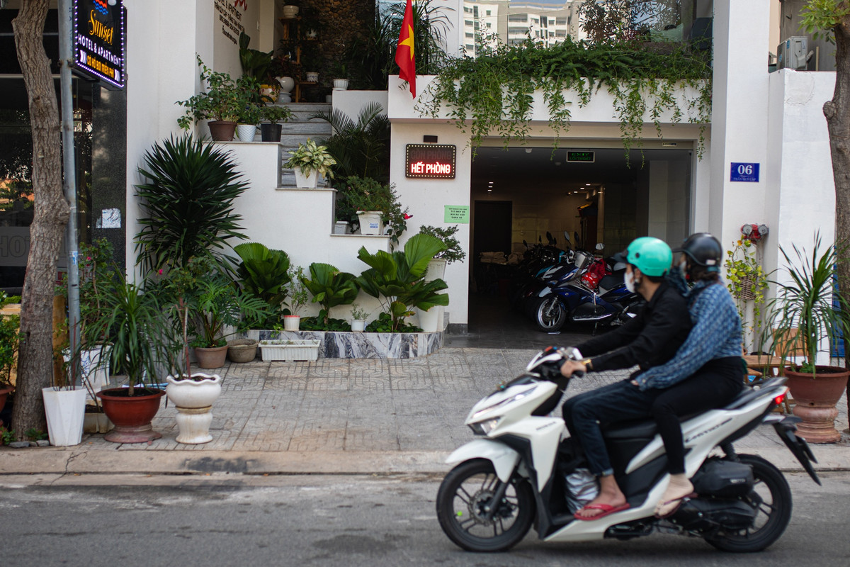 Từ sáng cùng ngày, nhiều khách sạn trên đường La Văn Cầu, Phan Văn Trị, Phó Đức Chính đã treo biển hết phòng. Các con đường này do gần bãi tắm nên thường xuyên "cháy" phòng vào các dịp lễ lớn.