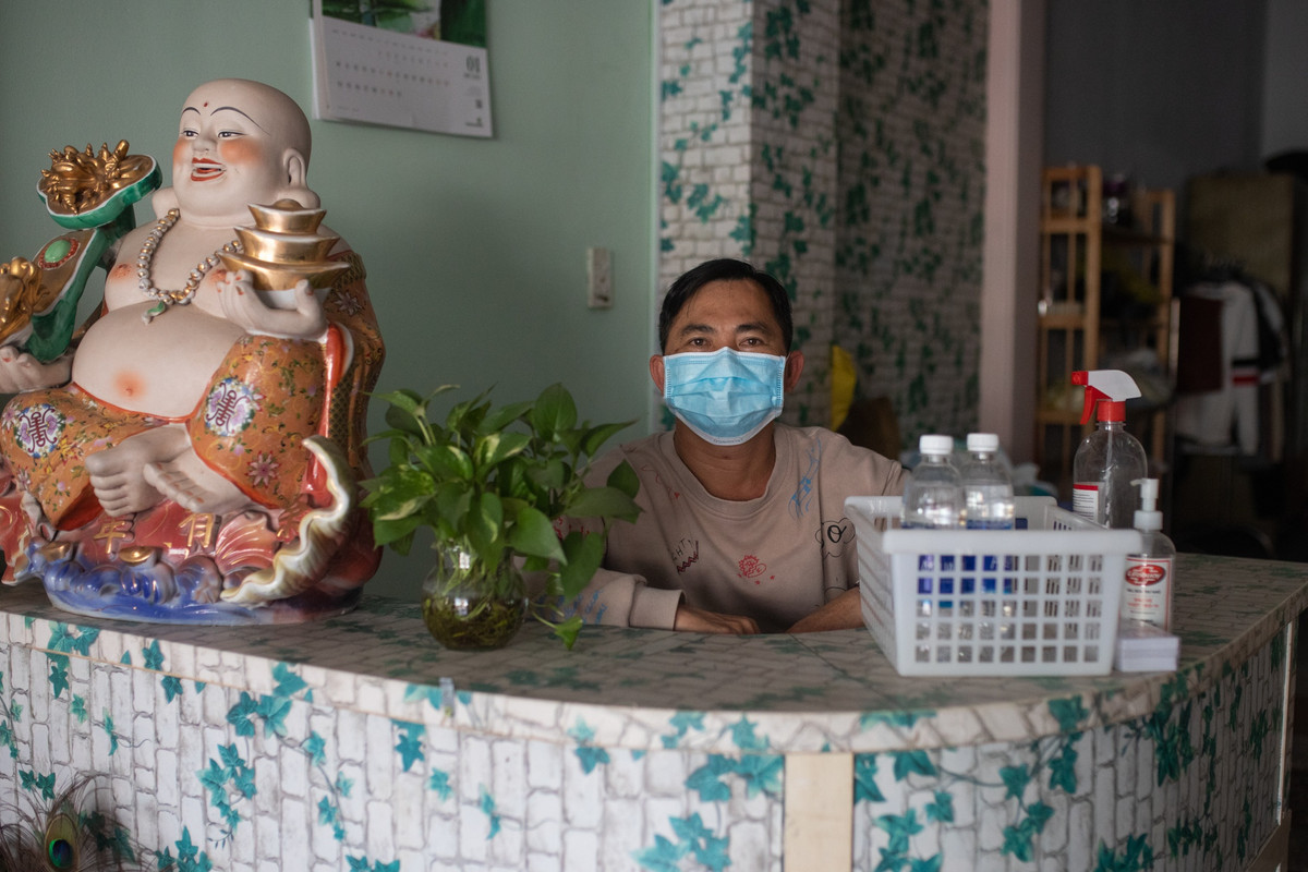 "Dù dã treo biển báo hết phòng, từ sáng giờ vẫn có hàng chục lượt du khách tới hỏi. Từ tối hôm qua khách đã đặt toàn bộ phòng rồi. Giá tôi chỉ tăng từ 100.000 - 200.000 đồng. Lâu lắm rồi mới thấy khách du lịch trở lại Vũng Tàu đông đến như vậy", ông Nguyễn Thanh Tuyền (chủ khách sạn) cho biết.