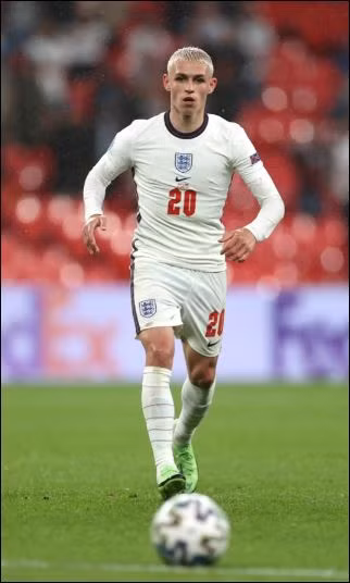 Sao Man City mê tít đường cong nóng bỏng của sao truyền hình thực tế - Hình 5 Sao Man City me tit duong cong nong bong cua sao truyen hinh thuc te-Hinh-5