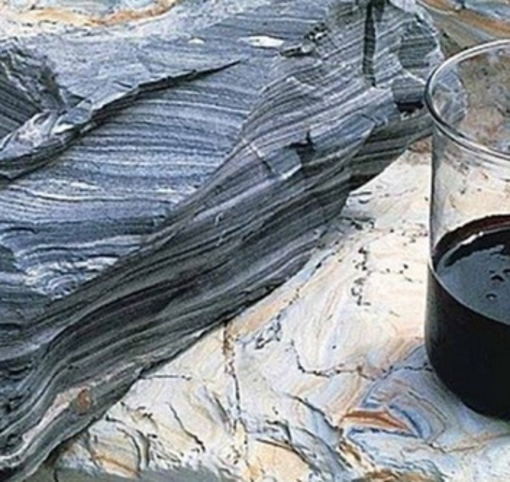 Theo ước tính, quốc gia này cũng sở hữu khoảng hơn 135 triệu tấn dầu và 3,7 tỷ tấn trữ lượng dầu đá phiến. Ngoài ra, có đến khoảng 80.000 tấn trữ lượng khí ngưng tụ được sở hữu bởi đất nước này.