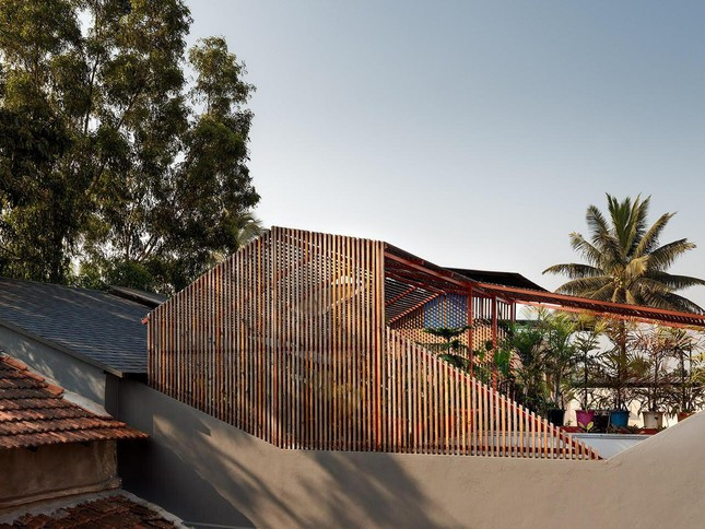 Sân thượng kết thúc ở phòng ngủ thứ hai, nơi có tầm nhìn ra hai khu vườn - khu vườn ở tầng trệt và khu vườn trên mái dạng lưới riêng.