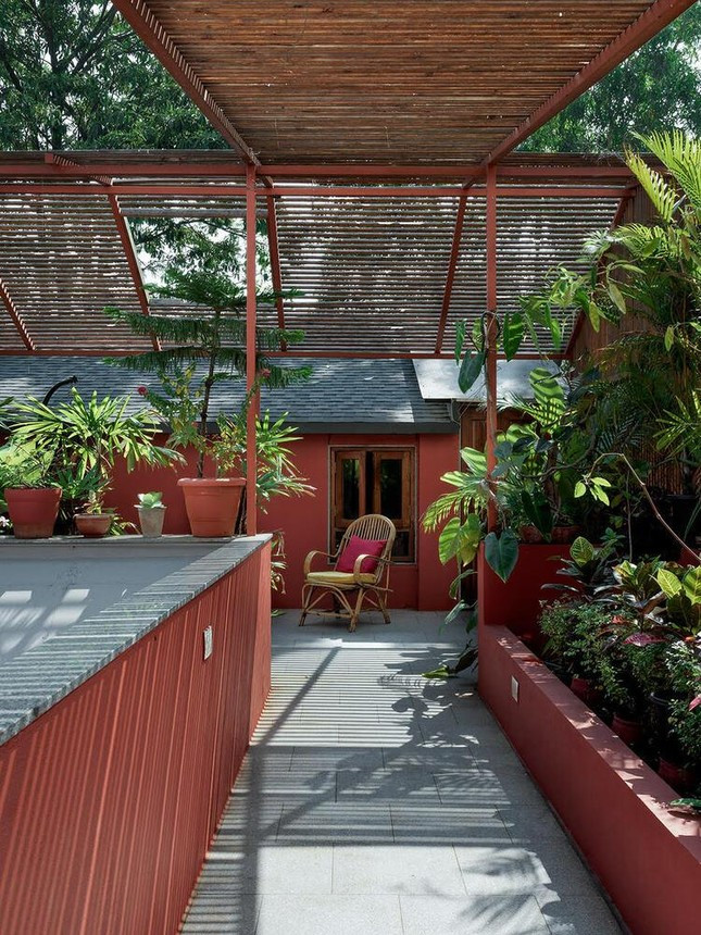 Phòng bếp được bố trí đối diện với khu vực phòng ăn và được bao bọc bởi một bức tường ở 1 bên, và một bên là nơi bố trí không gian tiện ích với một nhà vệ sinh chung.